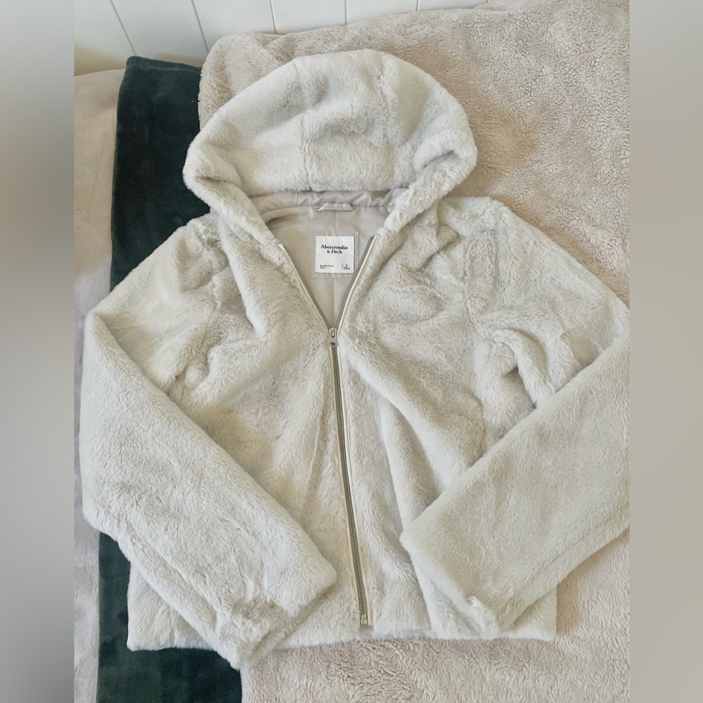 ABERCROMBIE & FITCH Hooded
Faux Fur Zip Jacket Cream